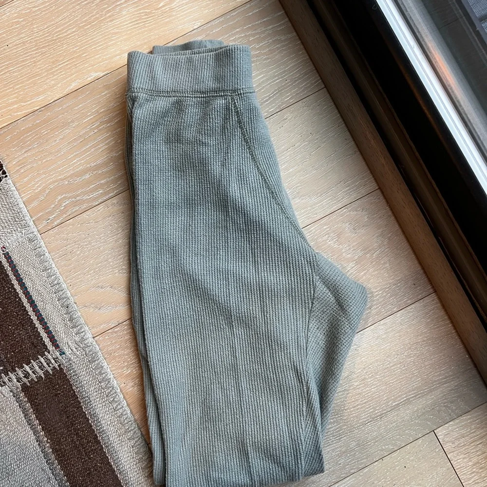 SKIMS Ribbed Light Sage Green Leggings - Waffle - Picture 4 of 5